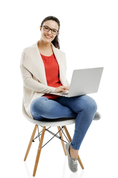 Femme travaillant avec un ordinateur portable — Photo