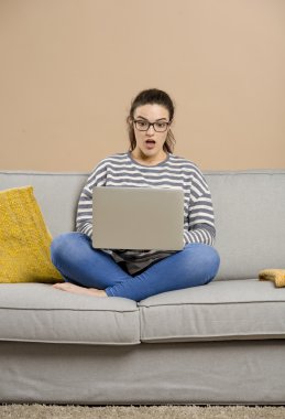 bir dizüstü bilgisayar ile çalışan kadın