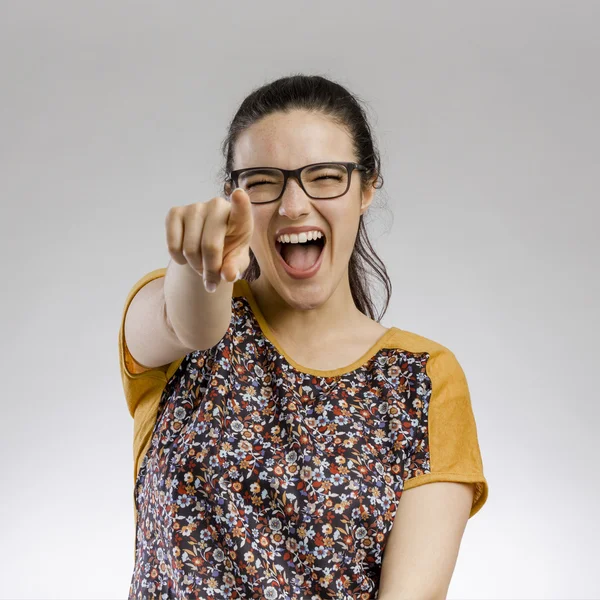 Frau lächelt und zeigt in die Kamera — Stockfoto