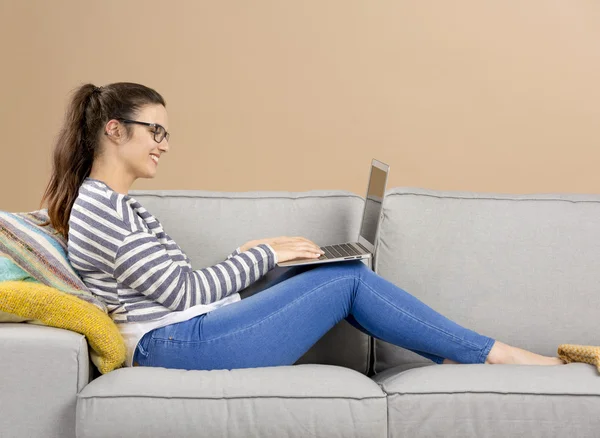 Жінка вдома працює з ноутбуком — стокове фото