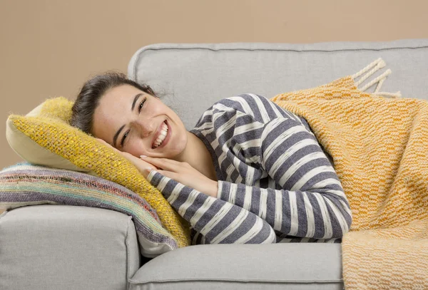 Frau zu Hause auf Sofa liegend — Stockfoto