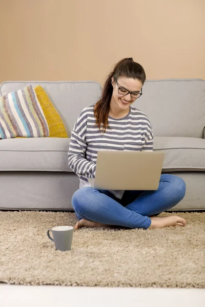 Kobieta w domu pracuje z laptopem — Zdjęcie stockowe