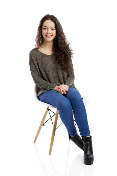 Kvinna som sitter på en stol — Stockfoto