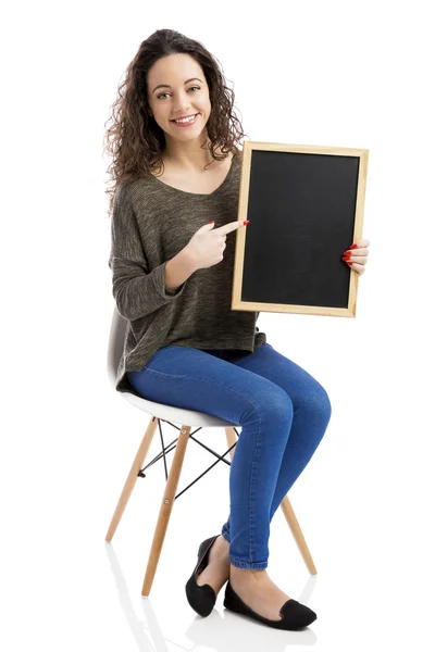 Žena ukazuje něco na tabuli — Stock fotografie