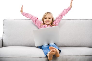 Kız kanepe çalışma laptop