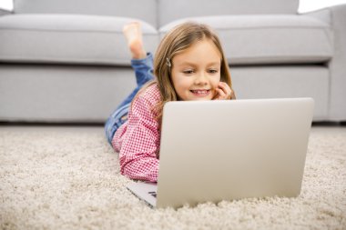 kız evde laptop ile çalışma