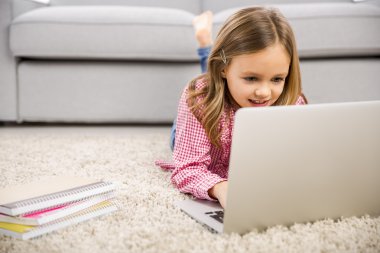 kız evde laptop ile çalışma