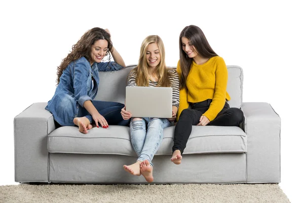 Meninas adolescentes em casa com laptop — Fotografia de Stock