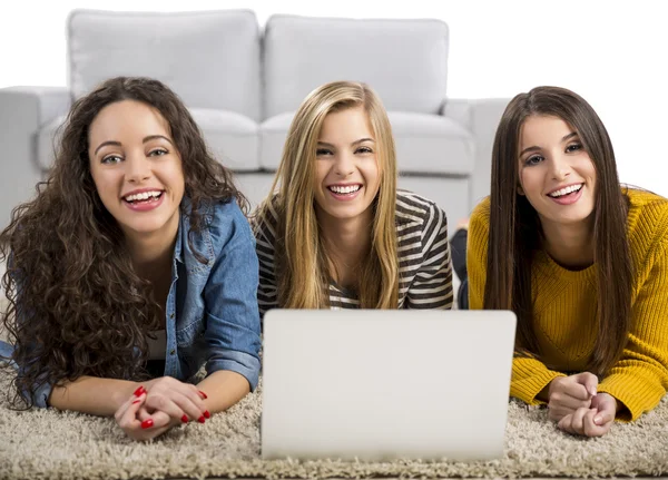 Meninas adolescentes em casa com laptop — Fotografia de Stock