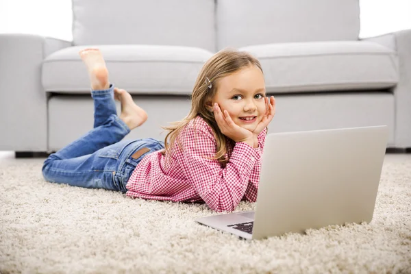 Menina em casa trabalhando com laptop — Fotografia de Stock