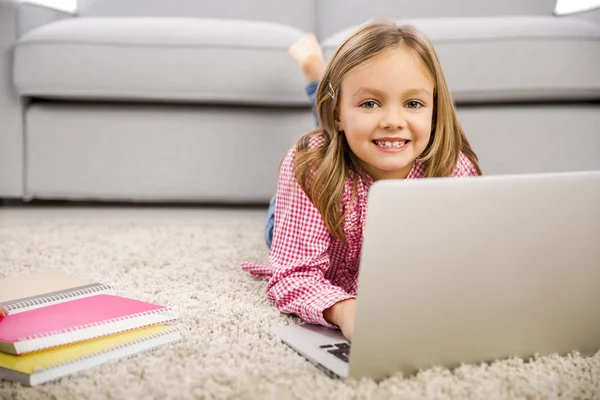 Menina em casa trabalhando com laptop — Fotografia de Stock