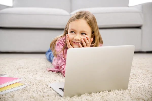 Mädchen zu Hause arbeitet mit Laptop — Stockfoto