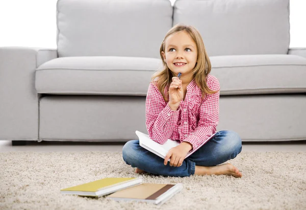 Menina em casa estudando — Fotografia de Stock