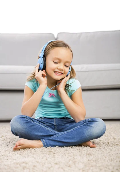 Fille écouter de la musique avec écouteurs — Photo