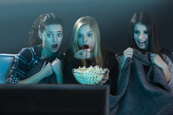 Adolescentes viendo películas de terror — Foto de Stock