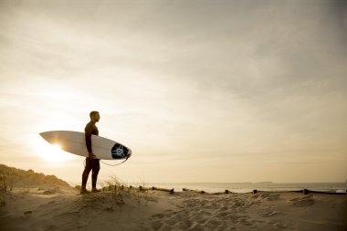 sörfçü dalgaları seyir surfboard ile