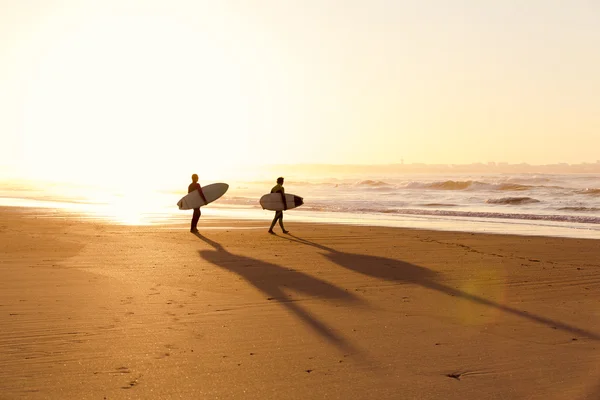 Surfers ready to hit the waves — Stock Photo, Image