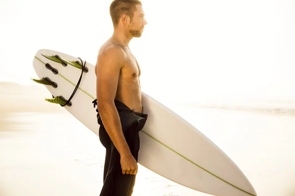Surfer mit Surfbrett am Strand — Stockfoto