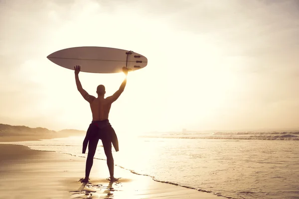 Surfer met surfboard op strand — Stockfoto