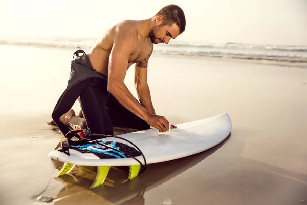 Surfer machen sich bereit für das Surfen — Stockfoto