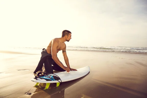 Surfer machen sich bereit für das Surfen — Stockfoto