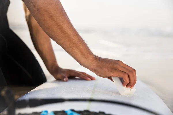 Surfista preparándose para el surf — Foto de Stock