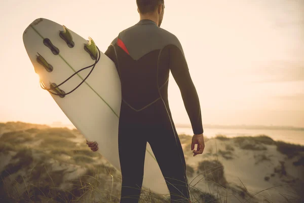 Surfista com prancha olhando para ondas — Fotografia de Stock