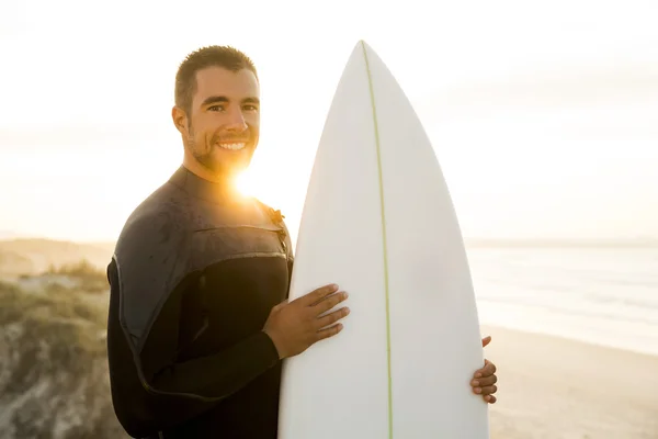 Schöner junger Surfer lächelt — Stockfoto