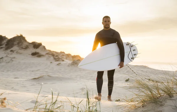 Серфер з дошкою для серфінгу на пляжі — стокове фото