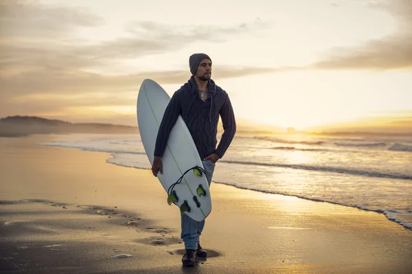 Surfer with surfboard walking in beach — Stock Photo, Image