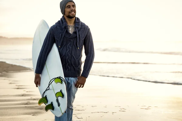 Surfer mit Surfbrett am Strand — Stockfoto