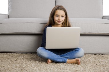 küçük kız laptop ile çalışma