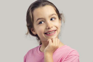 küçük kız düşünme