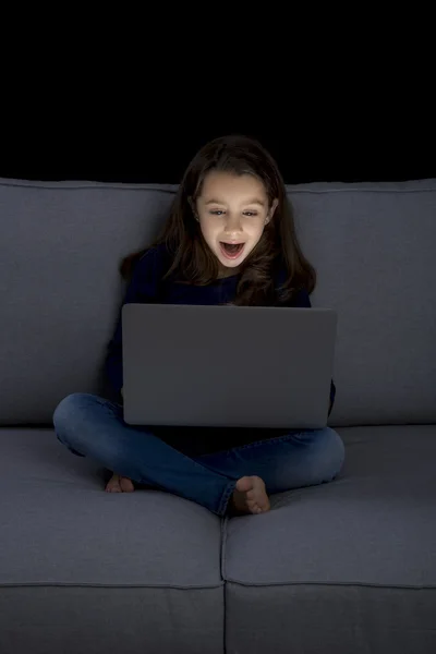 Meisje met een laptop werkt — Stockfoto