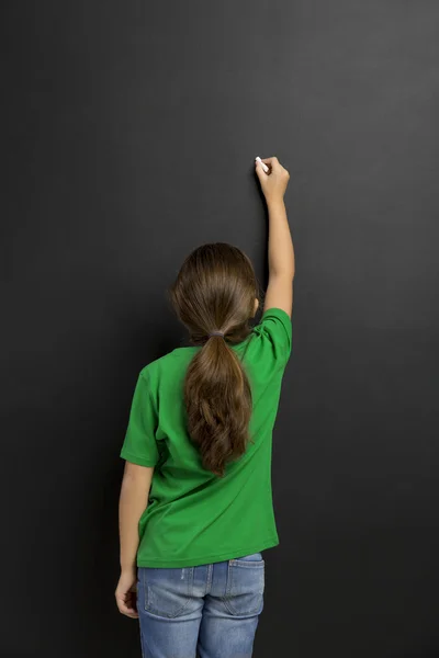 黒板に書いている女の子 — ストック写真
