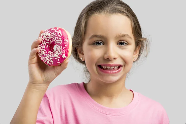 Niña sosteniendo un donut — Foto de Stock