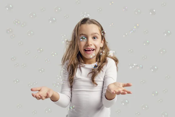 Dziewczyna bawi się bańkami mydlanymi — Zdjęcie stockowe