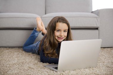 kız evde bir dizüstü bilgisayar ile çalışma