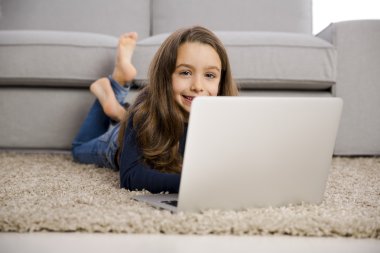 kız evde bir dizüstü bilgisayar ile çalışma