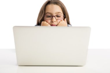 küçük kız bir laptop ile çalışma