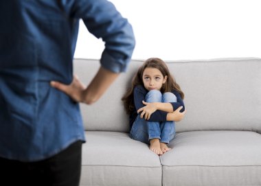Küçük bir çocuk rebuking anne