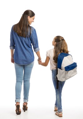 Anne ve kızı yürüyüş