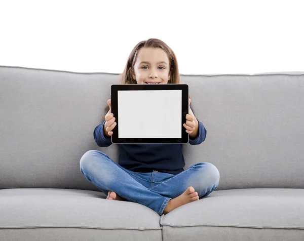 Mädchen auf Couch zeigt Tablet — Stockfoto