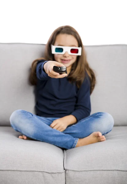 Menina segurando um controle remoto de TV — Fotografia de Stock