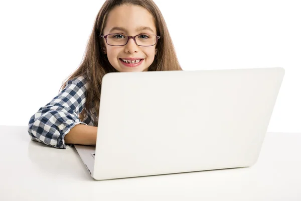 Bambina che lavora con un computer portatile — Foto Stock