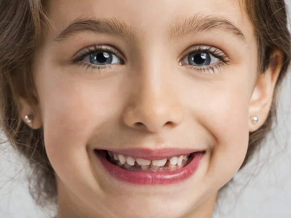 Mooi en gelukkig meisje glimlachend — Stockfoto