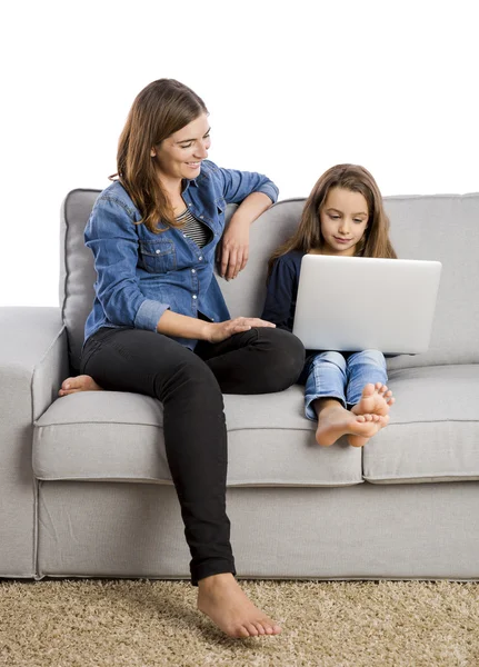 Madre enseñando a su hija — Foto de Stock