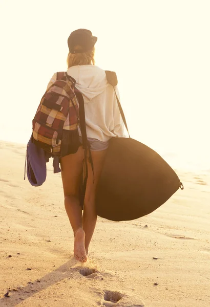 Surfista feminina à procura de ondas — Fotografia de Stock