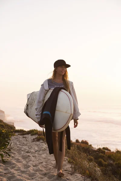 Surfista feminina à procura de ondas — Fotografia de Stock