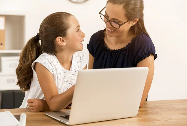 Mãe e filha fazendo lição de casa juntos — Fotografia de Stock